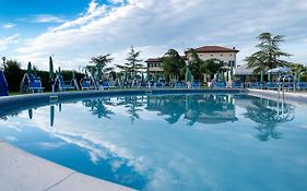 Hotel Villa Sara  3*